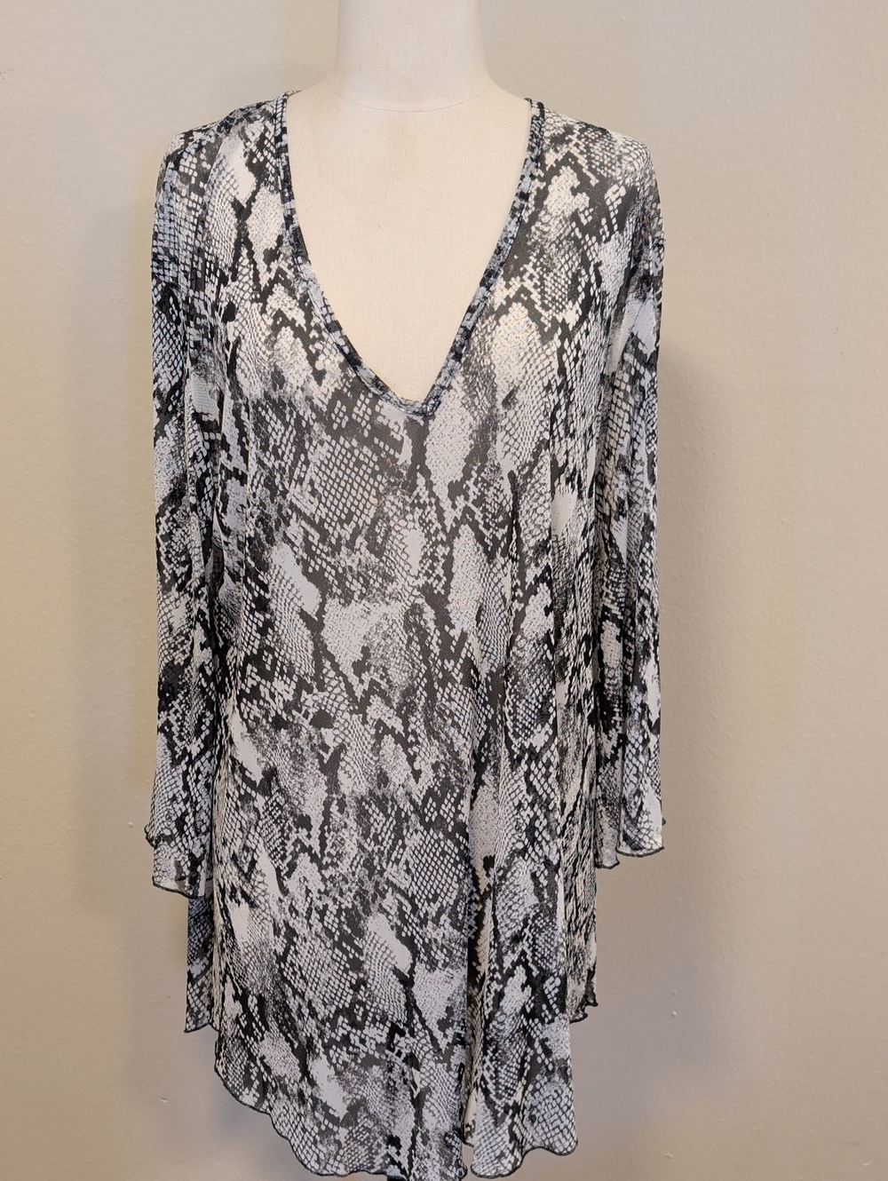 Jordan Taylor Black & White Snake-Print V-Neck Tunic